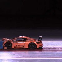 Un Porsche 911 GT3 RS vuela por los aires durante una prueba de choque, pero es de Lego