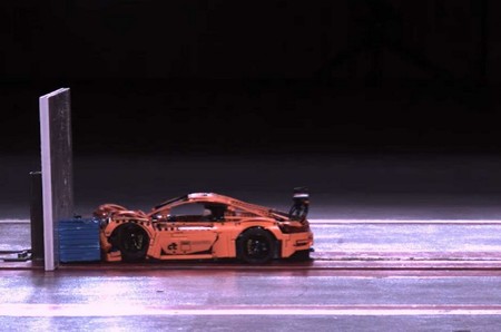 Un Porsche 911 GT3 RS vuela por los aires durante una prueba de choque, pero es de Lego