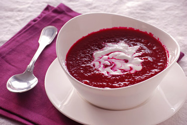 Crema "sangrienta" de remolacha y tomate con yogur sin lactosa