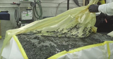 Restaurar la pintura de un Porsche 911 es un proceso como de otro planeta (y algo asqueroso)