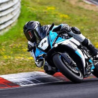 Se cree que un coche siempre va a ganar a una moto en Nürburgring, pero esta Yamaha R1 ha roto las reglas contra un Porsche 911 GT3 RS