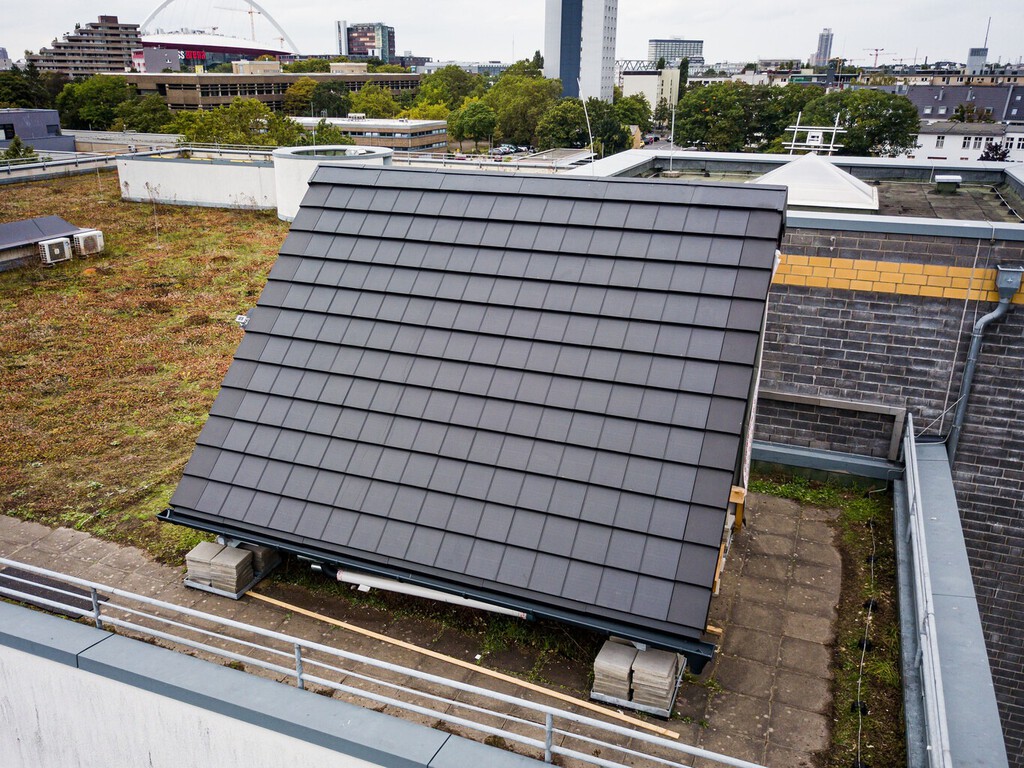 Estas tejas solares prometen aprovechar mejor la energía solar. Generan calor y electricidad a la vez y no ocupan espacio extra