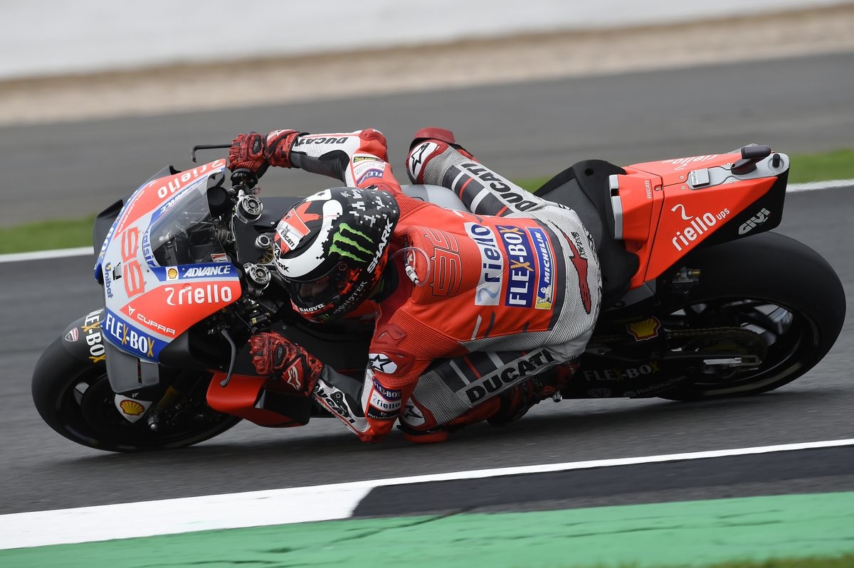 Jorge Lorenzo le arrebata la pole a Andrea Dovizioso en las condiciones mixtas de Silverstone