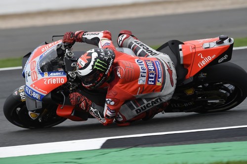 Jorge Lorenzo le arrebata la pole a Andrea Dovizioso en las condiciones mixtas de Silverstone