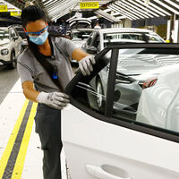 Stellantis no descarta subir el precio de sus coches de gasolina e híbridos para que se vendan menos y así evitar las multas de Europa por no vender suficientes eléctricos 