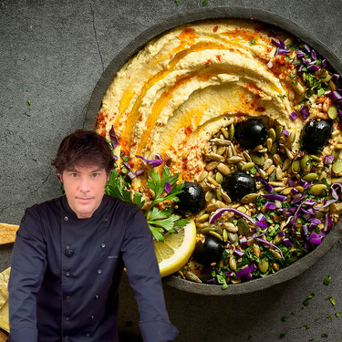 Jordi Cruz comparte sus trucos para que el hummus salga de 10: los ingredientes tienen que estar fríos y el garbanzo sobrecocido  