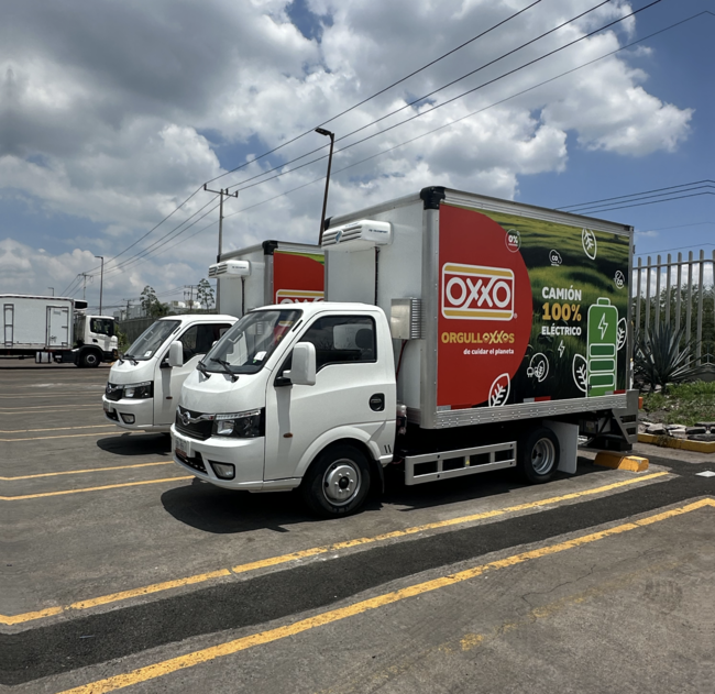 OXXO ya tiene sus primeros camiones eléctricos BYD en México: así busca transformar la logística de miles de tiendas