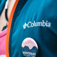 De 130 a 36 euros: Columbia tumba el precio de su chaqueta impermeable más cómoda para senderistas que no te vas a arrepentir de comprar 