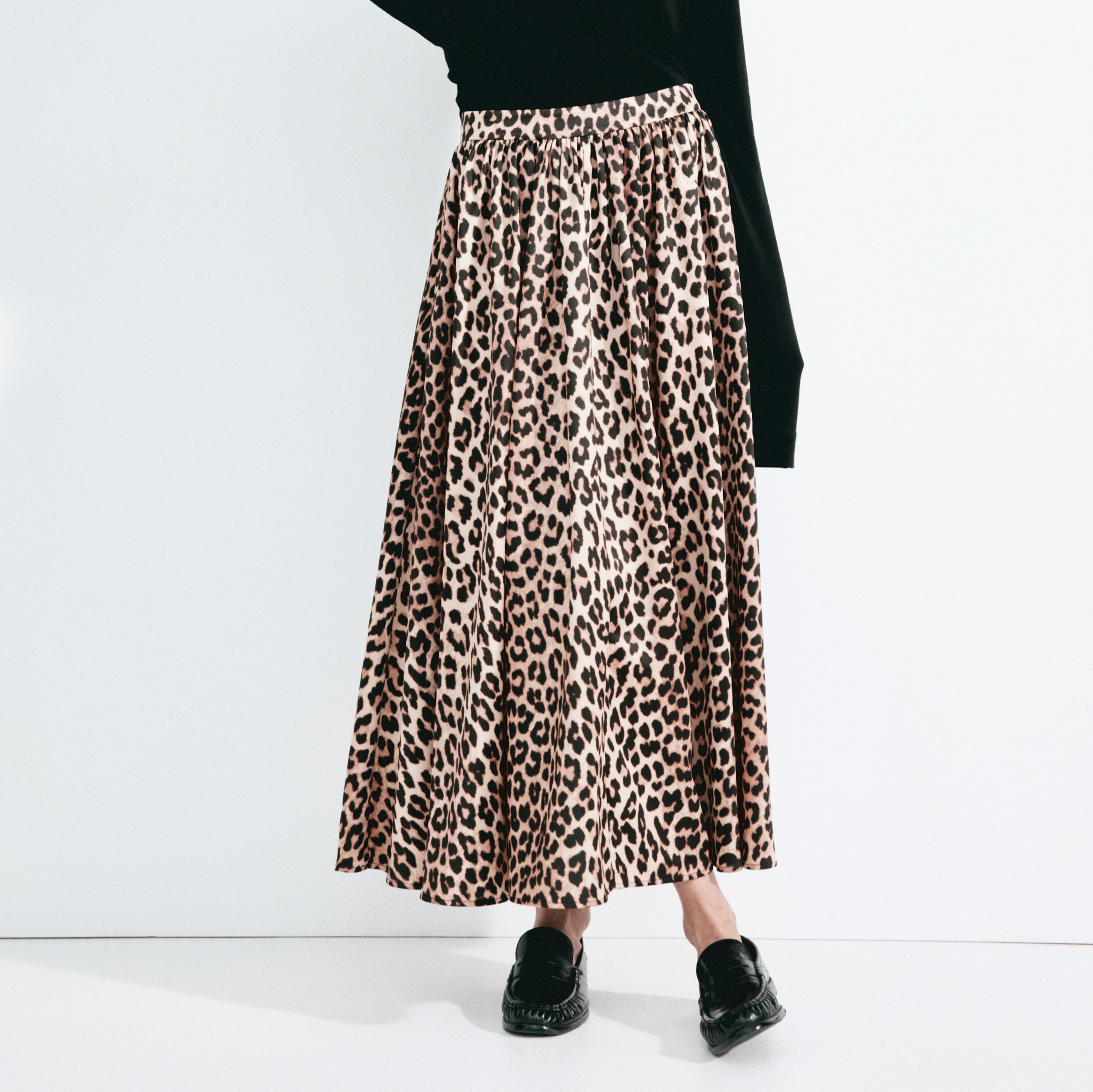 Falda de satén con vuelo