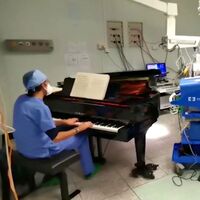 Extirpan un doble tumor a un niño de diez años mientras la música de un piano suena en directo en el quirófano