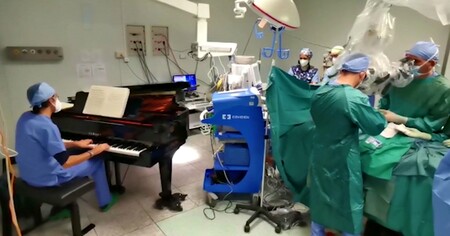 Extirpan un doble tumor a un niño de diez años mientras la música de un piano suena en directo en el quirófano