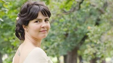 El extraño caso de Caroline Lovell: una defensora del parto en casa que ha muerto cientos de veces