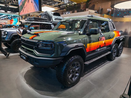 Este mamotreto de seis ruedas es el Jetour F700 y es un híbrido enchufable de 892 CV | Imagen: Xataka