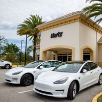 Hertz prometió 500.000 coches eléctricos de alquiler. Ahora ha echado el freno porque les sale caro repararlos y los Tesla han perdido valor