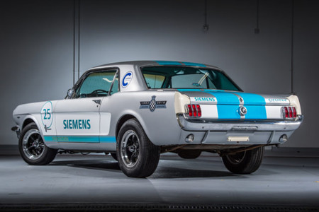 Un Mustang clásico de 1965 se convierte en coche autónomo y pretende coronar la colina de Goodwood