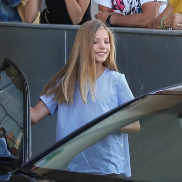La infanta Sofía acude a visitar al rey emérito con una camisa de Massimo Dutti perfecta para la vuelta al cole y que está rebajada 