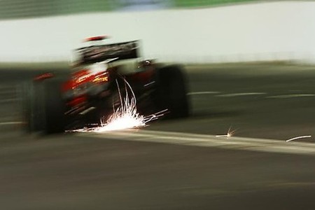 f1_giancarlo-fisichella-y-ferrari-echando-chispas-en-singapur.jpg