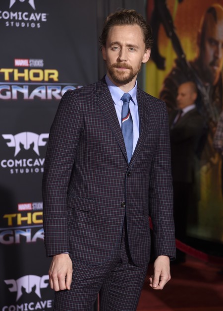 El traje de cuadros con el que Tom Hiddleston sorprende en el estreno de Thor: Ragnarok
