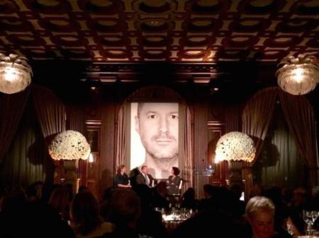 Jonathan Ive habla sobre el Apple Watch durante la entrega de un premio por parte del museo SFMOMA