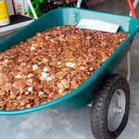 Un taller paga el finiquito a un empleado con una carretilla de monedas bañadas en aceite. Ahora se ha metido en un buen lío