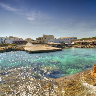 El pueblo marinero del Mediterráneo con cabañas de pescadores sobre el mar que parece atrapado en el pasado