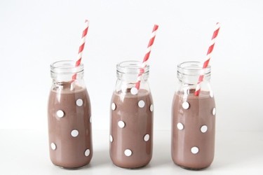 Da un toque divertido a tus botellas de estilo retro decorándolas con lunares de color