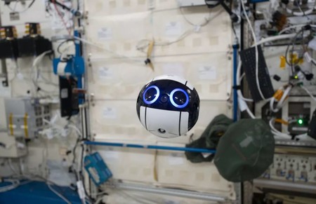 No es Wall-e, sino el robot flotante de la Estación Espacial Internacional