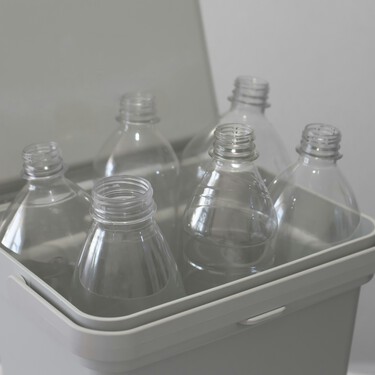 No lo sabía, pero si reutilizas las botellas de plástico, puedes hacer tú mismo esta lámpara elegante de estilo nórdico 