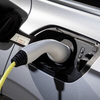 La OCU advierte: la carga rápida del coche eléctrico puede ser más cara que repostar un gasolina si se elige mal la app de pago