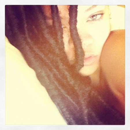 Rihanna, con rastas y a lo loco en la final de 'American Idol'