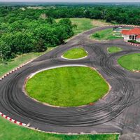 Este AirBnB es el mejor para los amantes de los autos: incluye pista de drift, go karts y vehículos para off-road