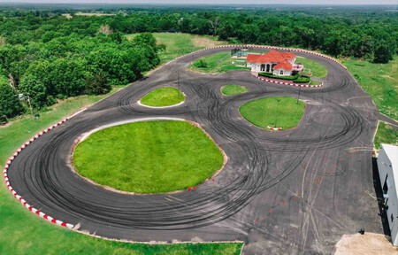 Este AirBnB es el mejor para los amantes de los autos: incluye pista de drift, go karts y vehículos para off-road