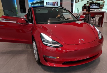 Un tío ha destripado un Tesla Model 3 y ha explicado en Twitter todo lo que nadie había dicho hasta ahora