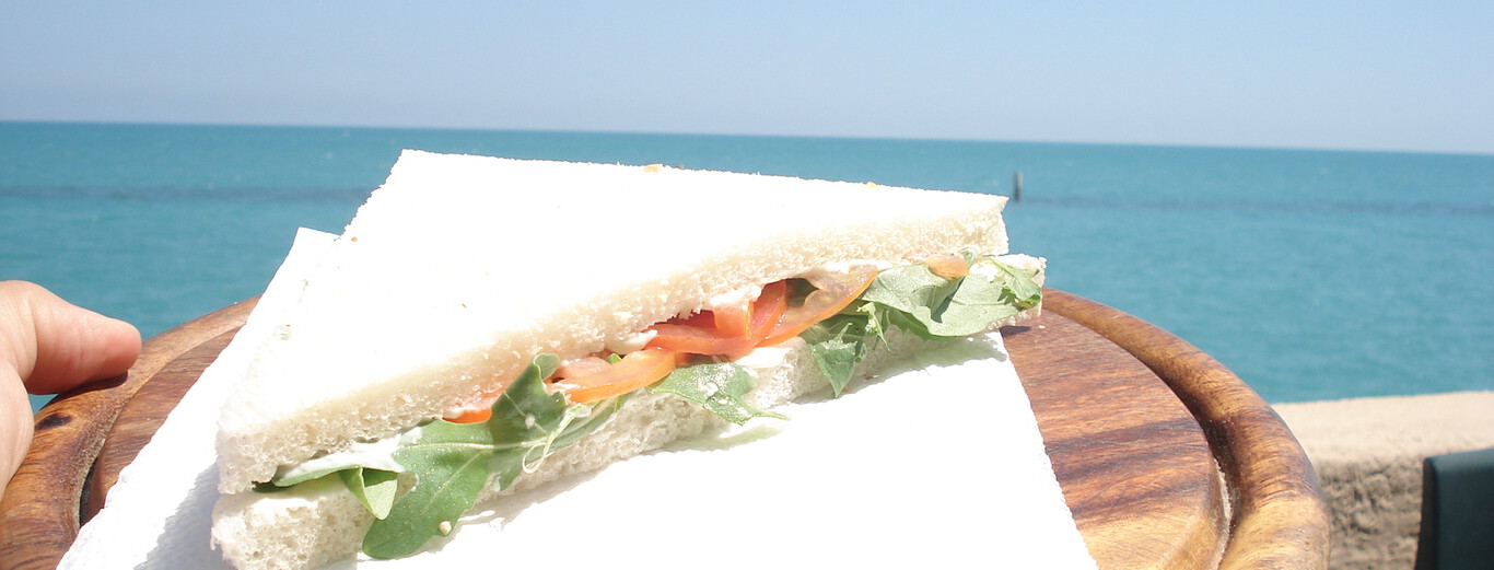 Italia lleva años privatizando sus playas. Ahora la gran batalla se libra por algo mucho más simple: traer el bocadillo de casa
