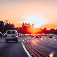 En EEUU se han hartado de los conductores abonados al carril izquierdo. Copiar la normativa española podría ser la solución