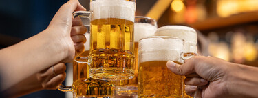 Por que a ressaca piora depois dos 30? A ciência revela a mudança exata no fígado que torna o álcool 'venenoso' depois dos 30 