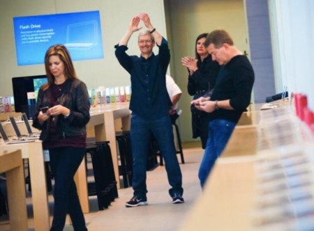 Tim Cook, Eddy Cue y Phil Schiller aparecen por sorpresa en las Apple Store de Palo Alto y Stanford