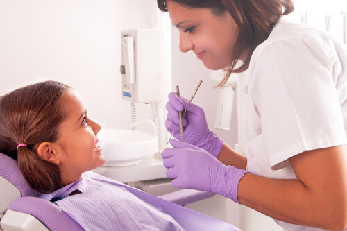 Caries dental infantil: por qué se producen y cómo prevenirlas en los niños