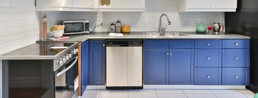 Adiós al desorden en el armario bajo el fregadero con este sencillo accesorio de dos pisos