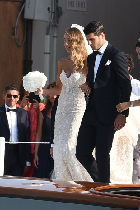Fin de semana cargado de bodas en el mundo del fútbol y así han sido los vestidos de novia de sus chicas