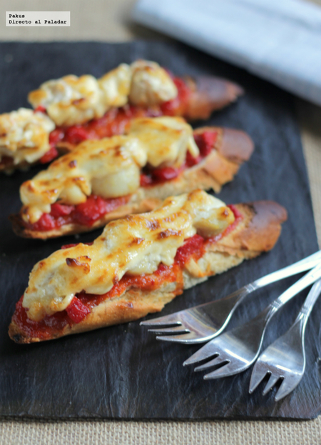 Tosta de vieiras gratinadas sobre pimientos confitadísimos de La Gabinoteca. Receta
