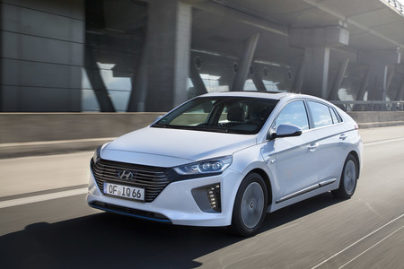 Hyundai IONIQ híbrido enchufable, prueba contacto