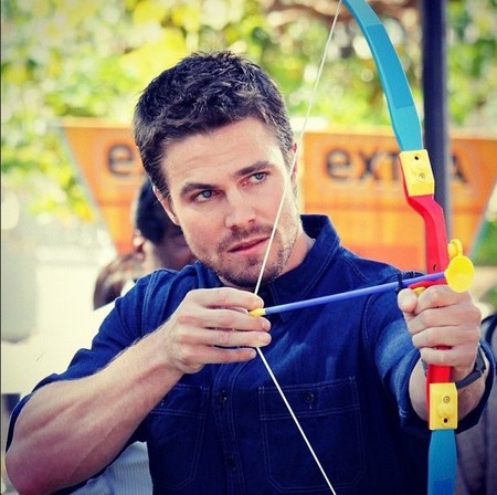 Va a ser que la flecha de Stephen Amell no apunta a Anastasia Steele