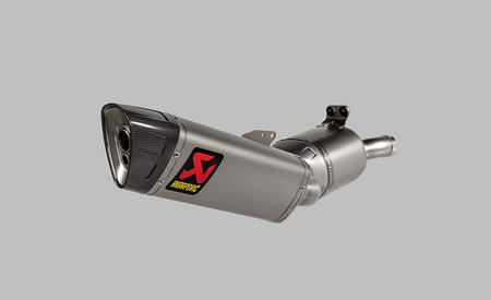 Akrapovic pone a dieta a las BMW F 900 R y F 900 XR a base de titanio: algo más de potencia y 1,6 kg menos