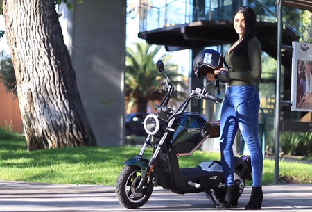El Miku Max S es un pequeño scooter eléctrico que ofrece 60 km de autonomía y cuesta 2.000 euros