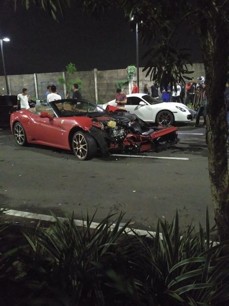 Ferrari California T Crash And Porsche Cayman 2017 630x840