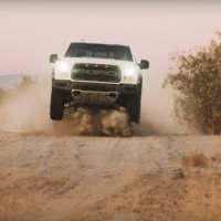 Video: El Ford F-150 Raptor 2017 es capaz de cazar en lodo, nieve y arena