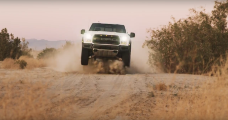 Video: El Ford F-150 Raptor 2017 es capaz de cazar en lodo, nieve y arena