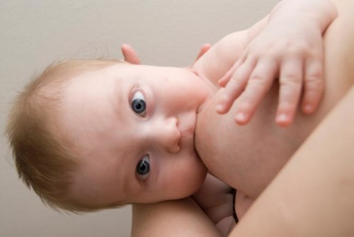 El cortisol presente en la leche materna influye en el temperamento del bebé