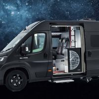 Viajar en camper, pero en versión Lado Oscuro: ‘Star Wars’ tiene su furgoneta oficial y es tan brutal y exclusiva como parece